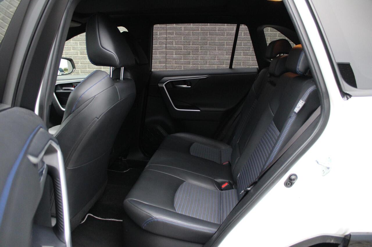 Toyota RAV4 2.5 Hybrid Bi-Tone JBL AUDIO, Automaat, Elektr. Achterklep, Stoelverw., Dodehoek detectie, Keyless Entry/Start, Navigatie, Achteruitrijcamera, Cruise/Climate Control