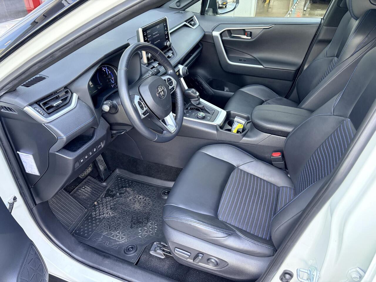 Toyota RAV4 2.5 Hybrid AWD Style Dodehoekdetectie | Trekhaak | Parkeersensoren | Stoelverwarming voor | Navigatie