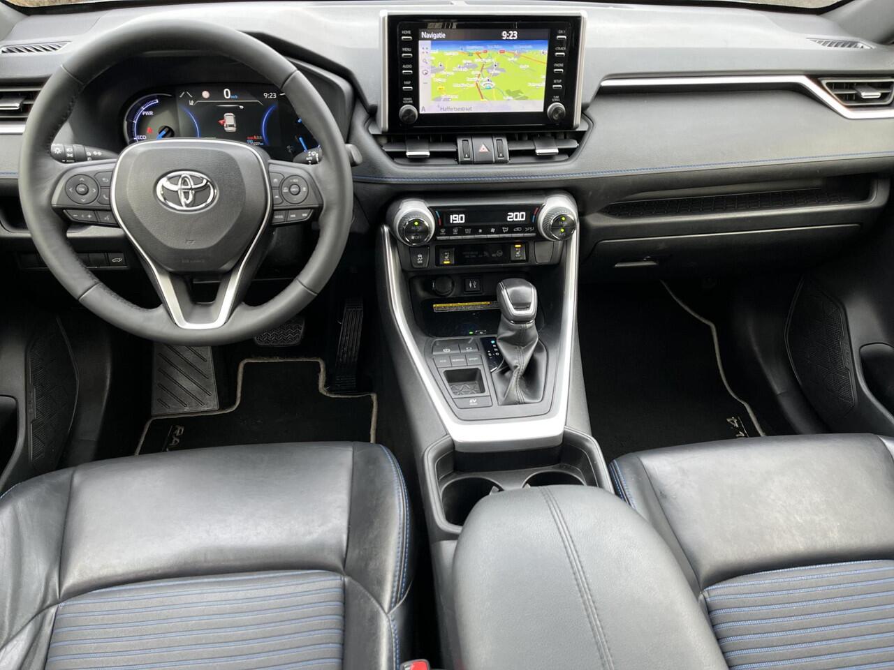 Toyota RAV4 2.5 Hybrid Bi-Tone | Carplay | Parkeersensoren | Stoelverwarming | Navigatie |