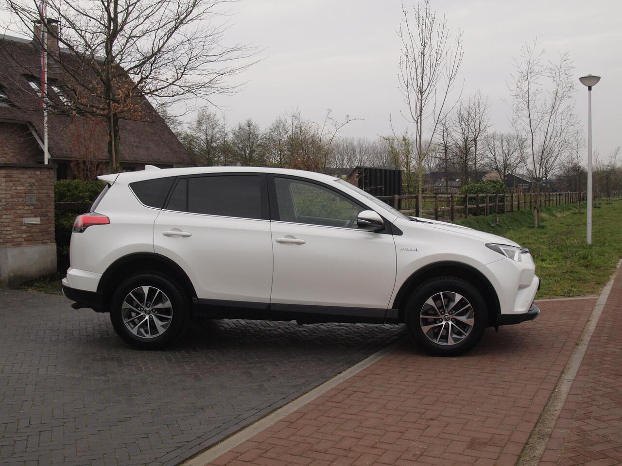 Toyota RAV4 2.5 Hybrid AWD 4x4 Dynamic | 1650kg Trekgewicht geremd | Automaat | Trekhaak | Camera | NL-Auto |