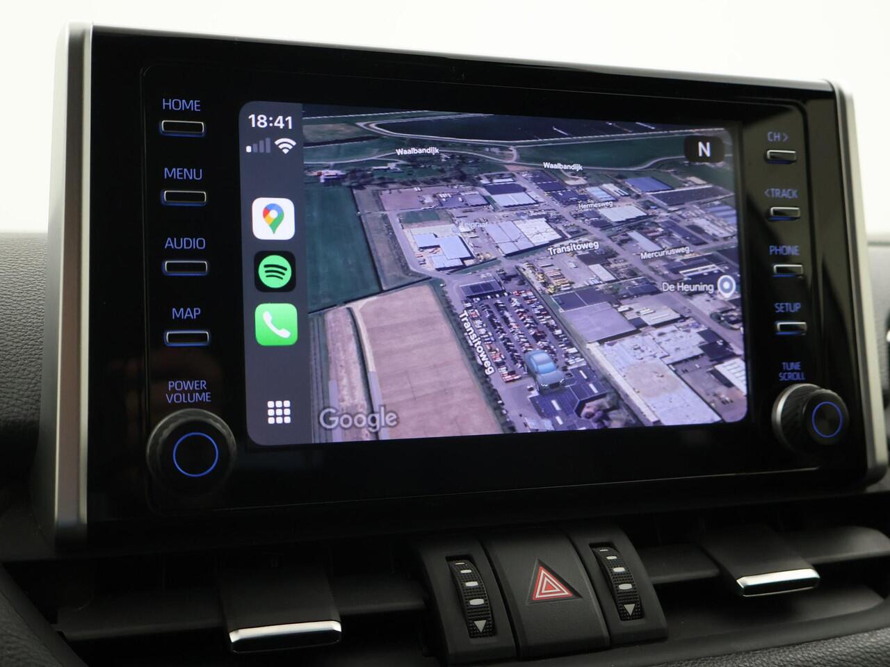 Toyota RAV4 2.5 HYBRID AWD BI-TONE + TREKHAAK | CARPLAY | CAMERA | STUUR/STOELVERWARMING