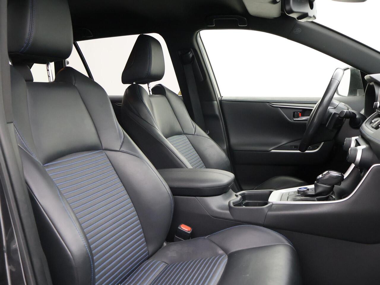 Toyota RAV4 2.5 HYBRID AWD BI-TONE + TREKHAAK | CARPLAY | CAMERA | STUUR/STOELVERWARMING