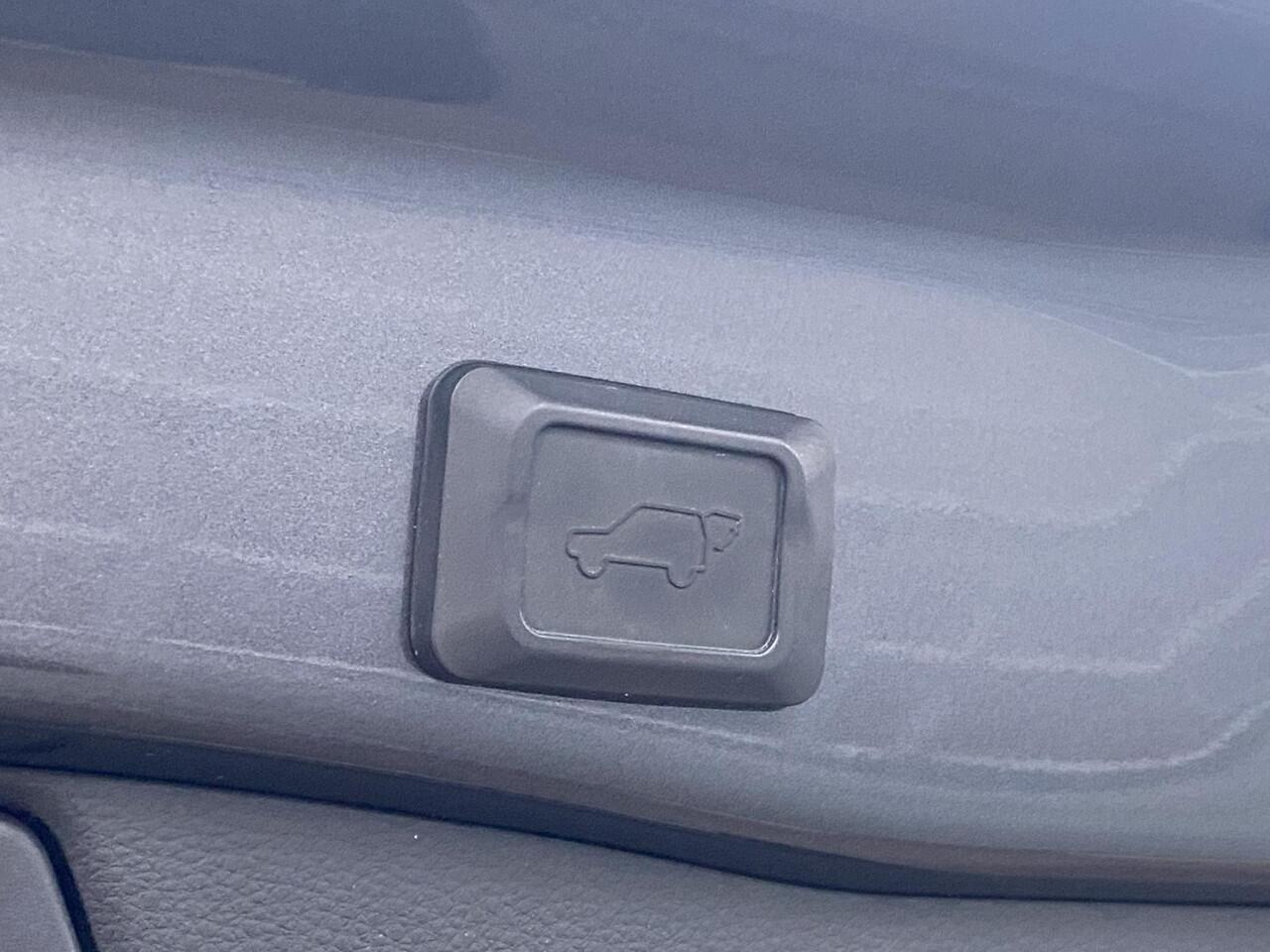 Toyota RAV4 2.5 Hybrid Bi-Tone Stoelverwarming, JBL premium audio, parkeersensoren v&a, achteruitrij camera, ACC, keyless, navigatie, Apple CarPlay/Android Auto