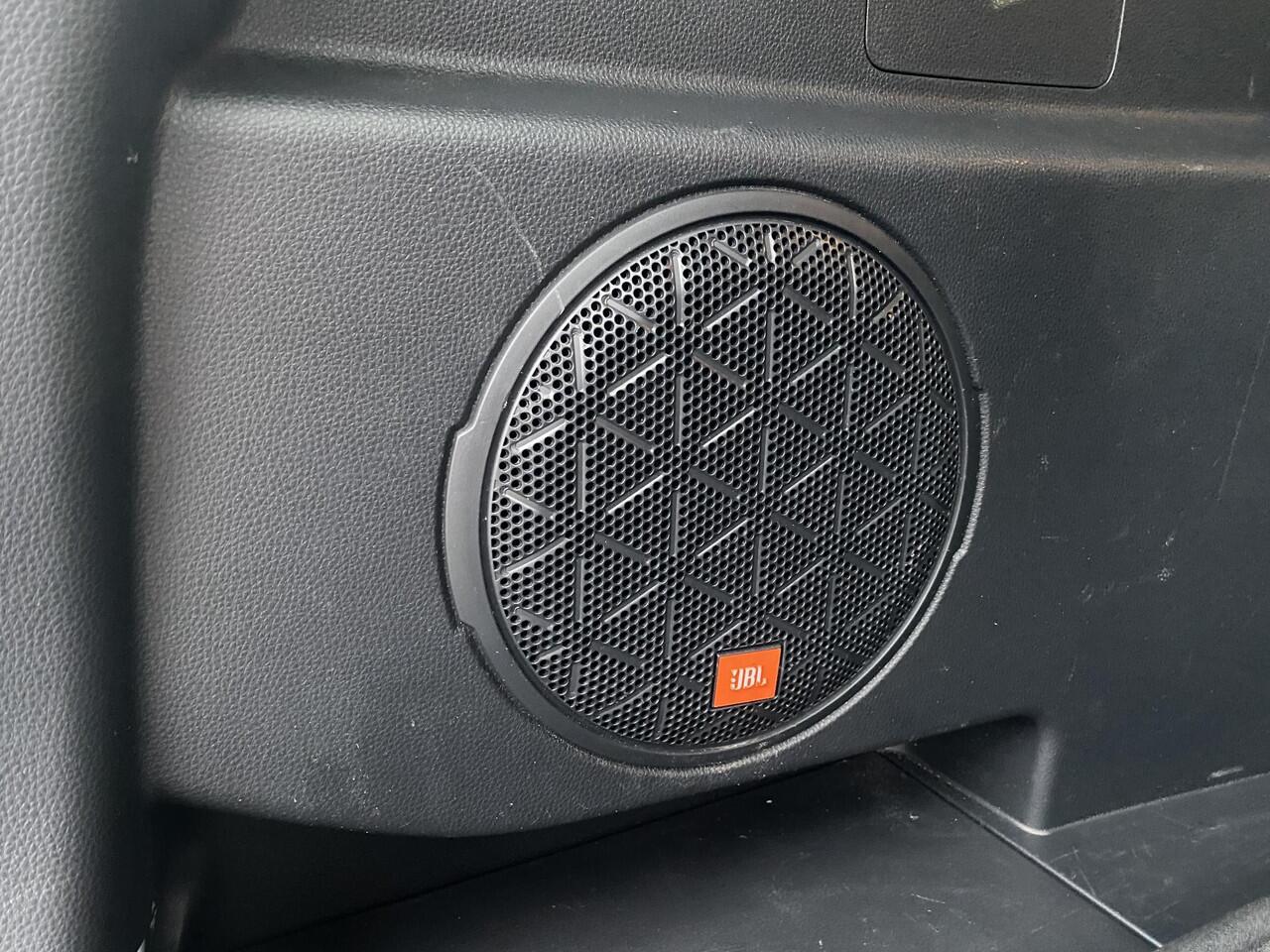 Toyota RAV4 2.5 Hybrid Bi-Tone Stoelverwarming, JBL premium audio, parkeersensoren v&a, achteruitrij camera, ACC, keyless, navigatie, Apple CarPlay/Android Auto