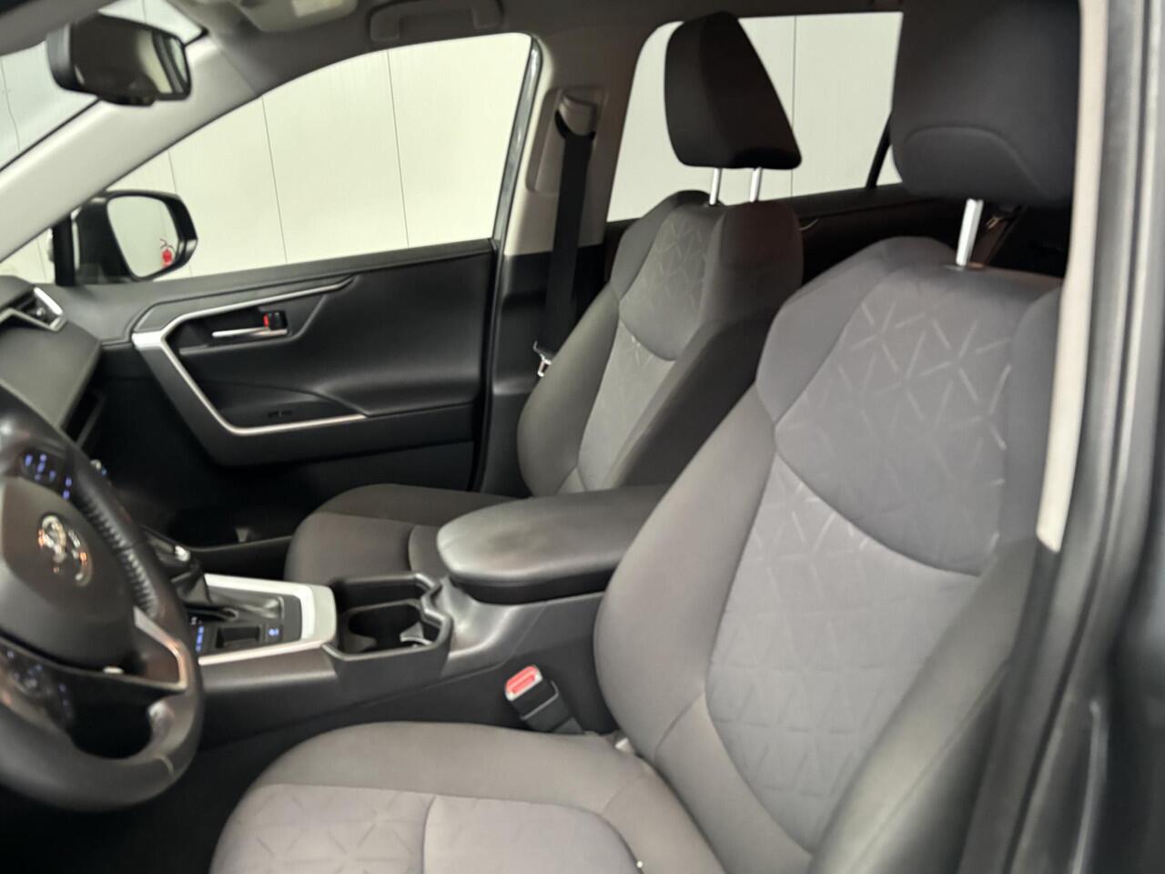 Toyota RAV4 2.5 Hybrid Business Plus + Trekhaak, netee auto met slechts 88000 km!