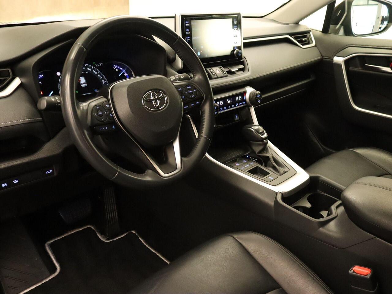 Toyota RAV4 2.5 Hybrid Active Plus - TREKHAAK 800KG GEREMD TREKGEWICHT - ELEKTRISCHE ACHTERKLEP - PARKEERSENSOREN VOOR EN ACHTER - KEYLESS ENRTY & START - STOELVERWARMING - NAVIGATIE - APPLE CARPLAY/ANDROID AUTO