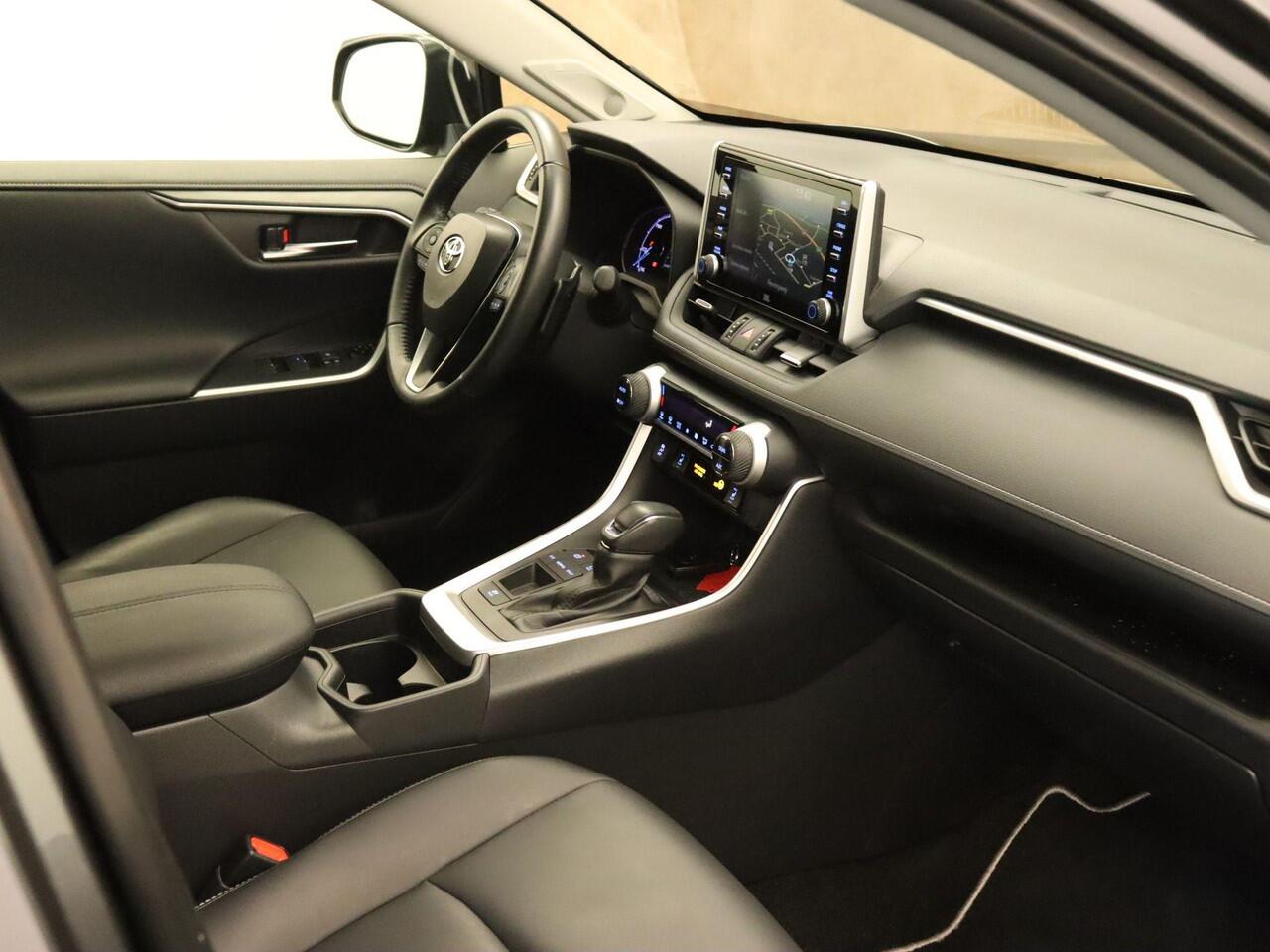 Toyota RAV4 2.5 Hybrid Style - ORIGINEEL NEDERLANDSE AUTO - AFNEEMBARE TREKHAAK (800KG GEREMD) - ELEKTRISCHE ACHTERKLEP - VOORSTOELEN VERWARMD - APPLE CARPLAY/ANDROID AUTO - CRUISE CONTROL ADAPTIEF - KEYLESS ENTRY/START - ACHTERUITRIJCAMERA