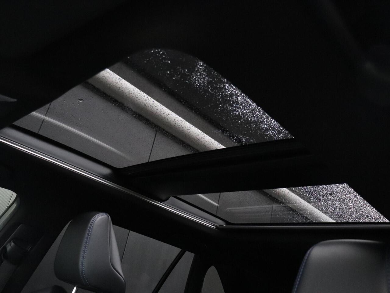 Toyota RAV4 2.5 Hybrid Bi-Tone | LEDER | PANO-DAK | TREKHAAK | CAMERA | JBL AUDIO | STOELVERW. | CRUISE | NAVI |