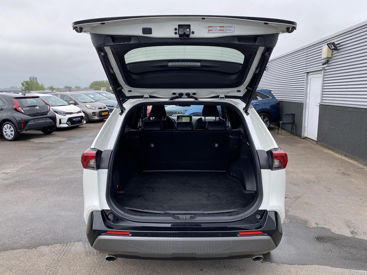 Toyota RAV4 2.5 Hybrid Bi-Tone 2WD Navigatie, Stoelverwarming, JBL, LED, LMV, Parkeersensoren voor + achter, Elektr. bedienbare achterklep