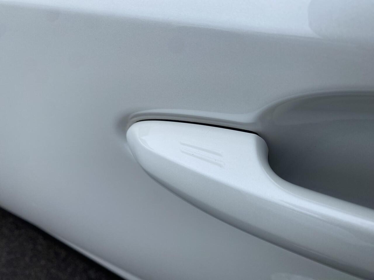 Toyota RAV4 2.5 Hybrid Bi-Tone 2WD Navigatie, Stoelverwarming, JBL, LED, LMV, Parkeersensoren voor + achter, Elektr. bedienbare achterklep