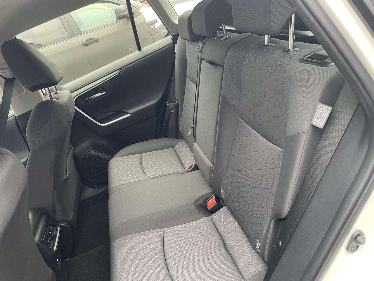 Toyota RAV4 2.0 VVT-iE Business | Benzine hangeschakeld | 2000 KG Trekgewicht | All Season Banden |