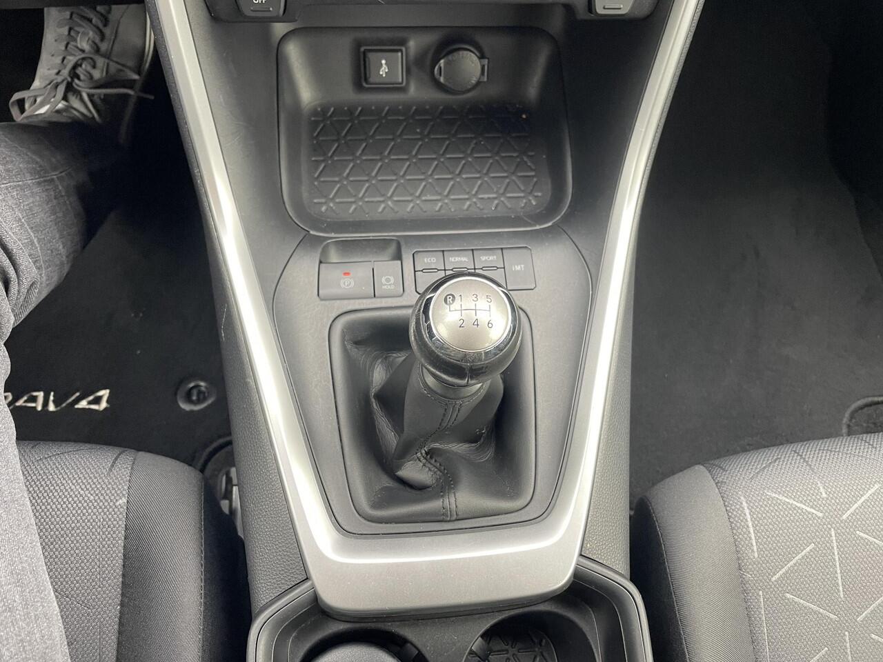 Toyota RAV4 2.0 VVT-iE Business | Benzine hangeschakeld | 2000 KG Trekgewicht | All Season Banden |