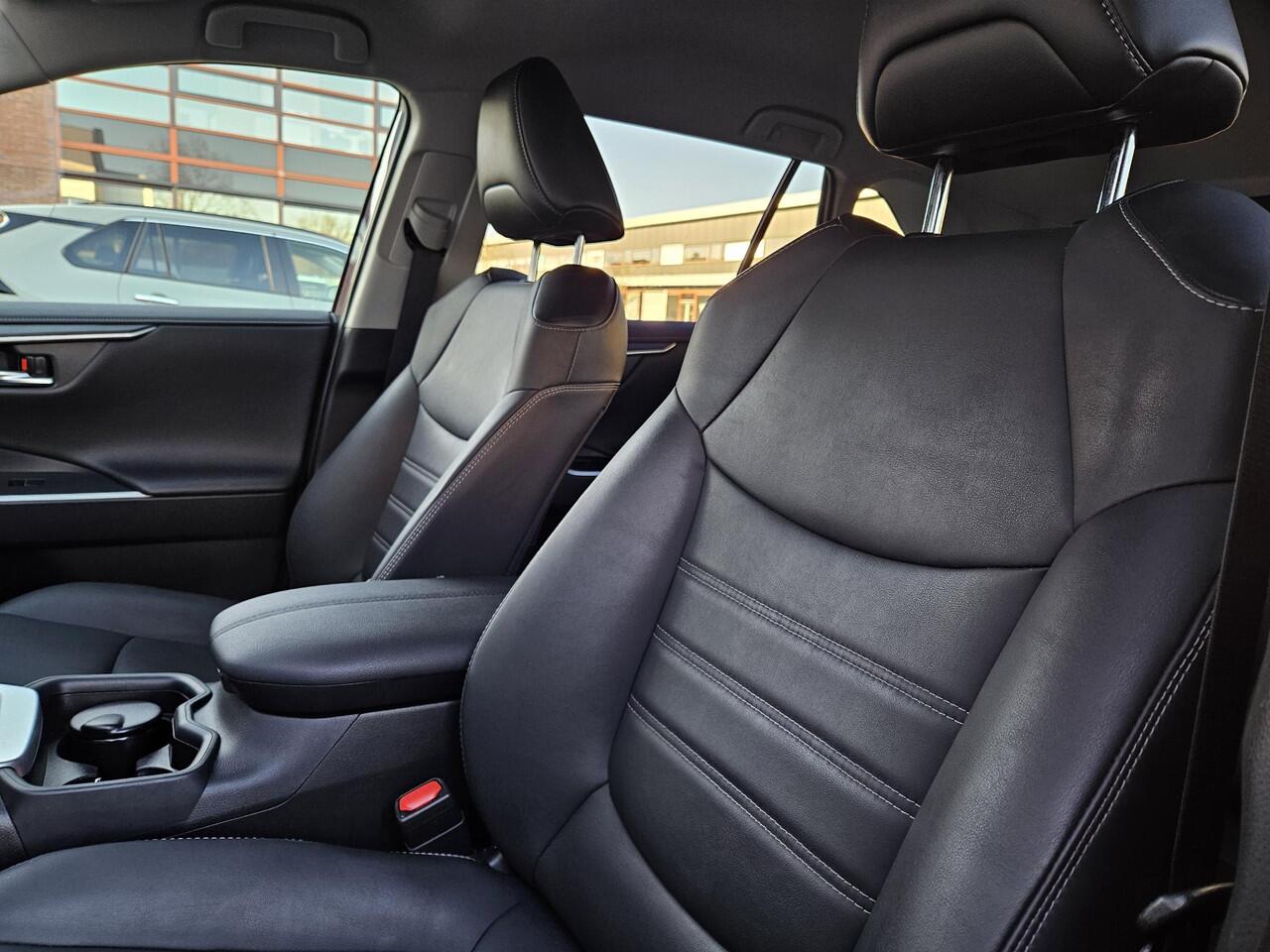 Toyota RAV4 2.5 Hybrid AWD Style , 54.000 km, 360 gr Camera, Trekhaak, Leer, Navigatie, Org NL en 1e Eigenaar.