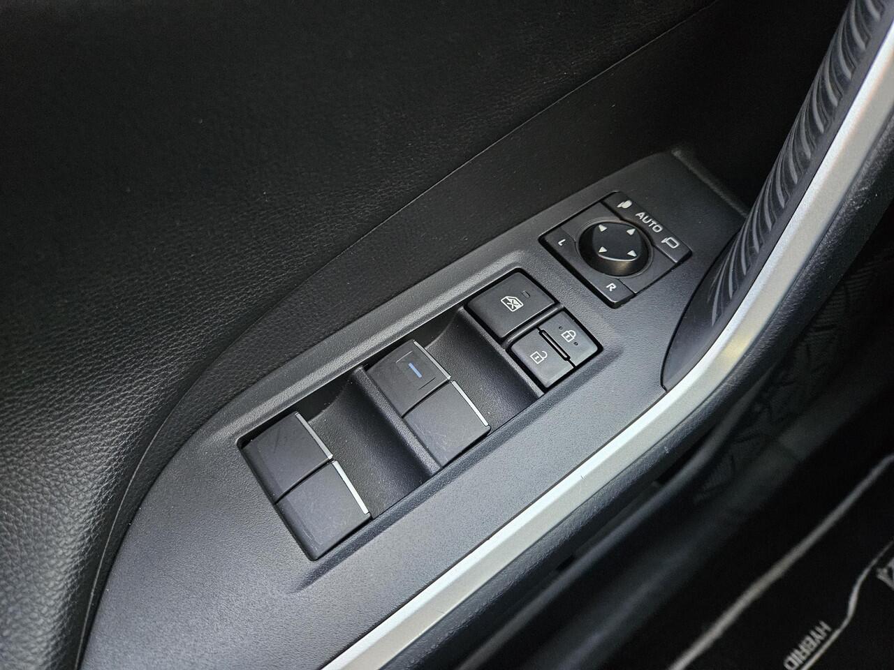 Toyota RAV4 2.5 Hybrid AWD Style , 54.000 km, 360 gr Camera, Trekhaak, Leer, Navigatie, Org NL en 1e Eigenaar.