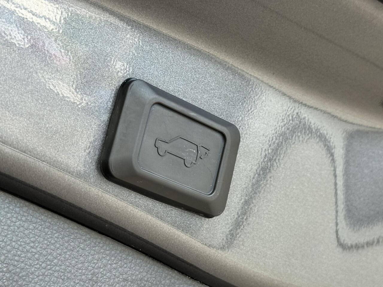 Toyota RAV4 2.5 Hybrid Style | Elektr. achterklep | Keyless | Trekhaak (vast) | Stoel/stuur verw. |