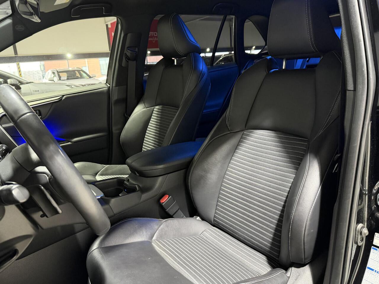 Toyota RAV4 2.5 Hybrid AWD Black Edition | Afn. Trekhaak | All season banden | Side Skirts |