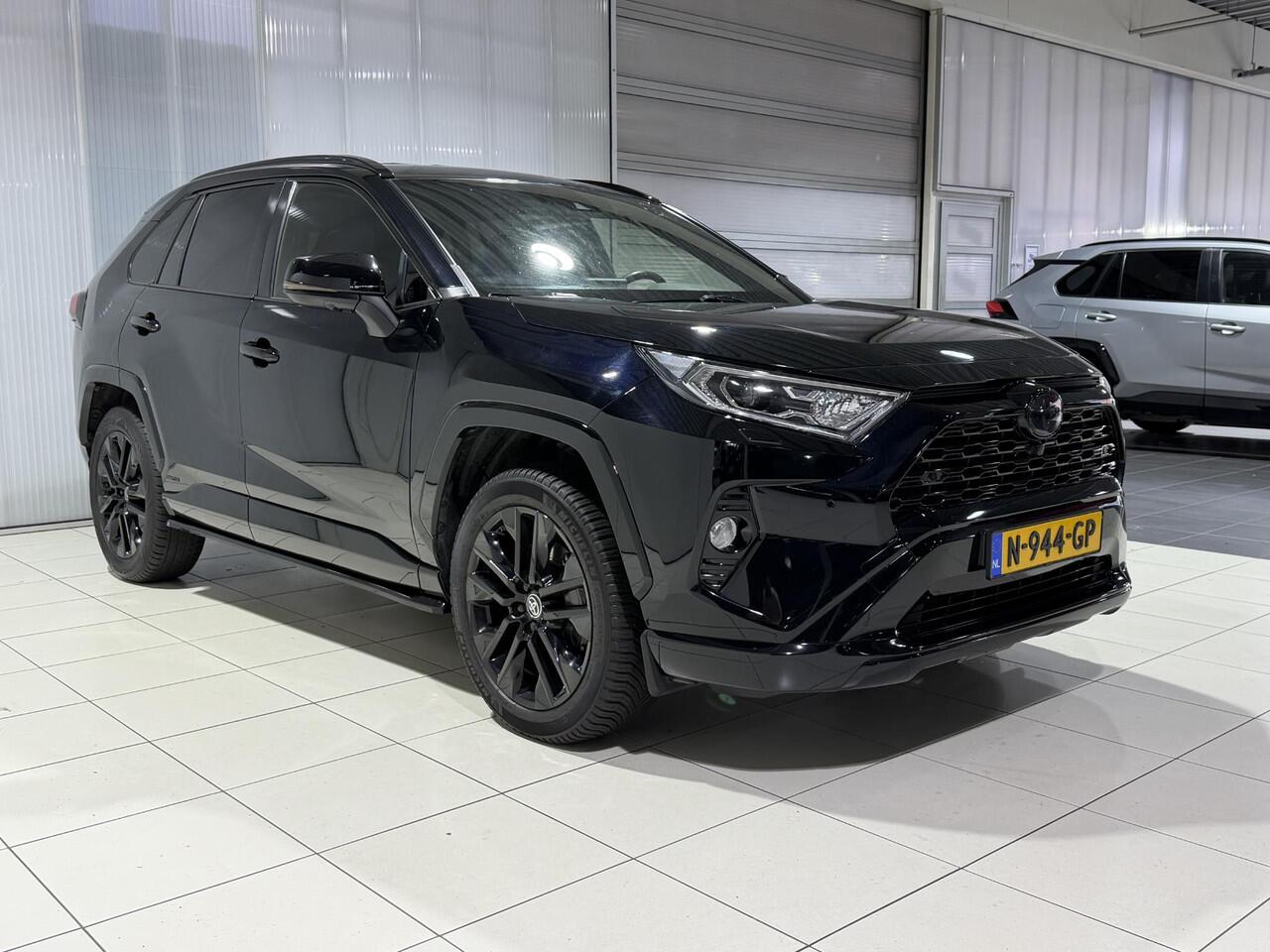Toyota RAV4 2.5 Hybrid AWD Black Edition | Afn. Trekhaak | All season banden | Side Skirts |