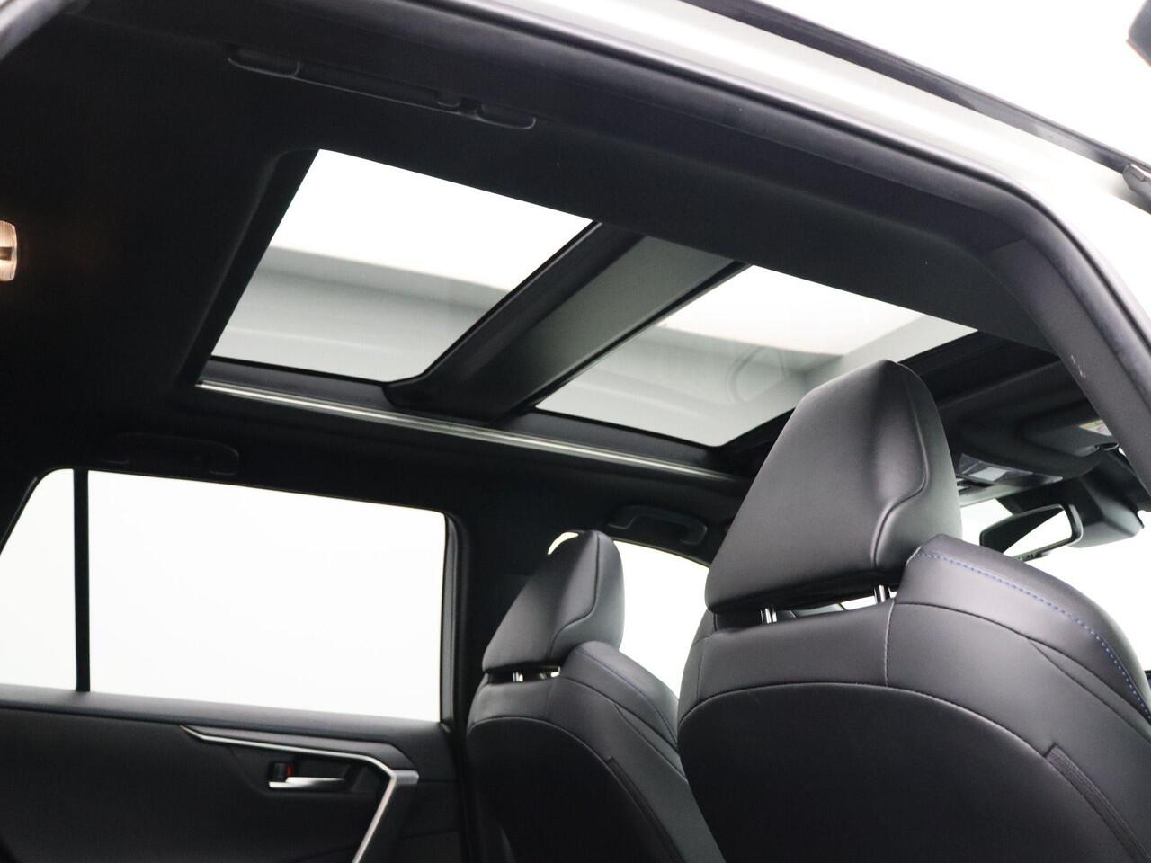 Toyota RAV4 2.5 Hybrid Bi-Tone | Panoramadak | Stuur, Stoel, en Voorruitverwarming | Trekhaak |