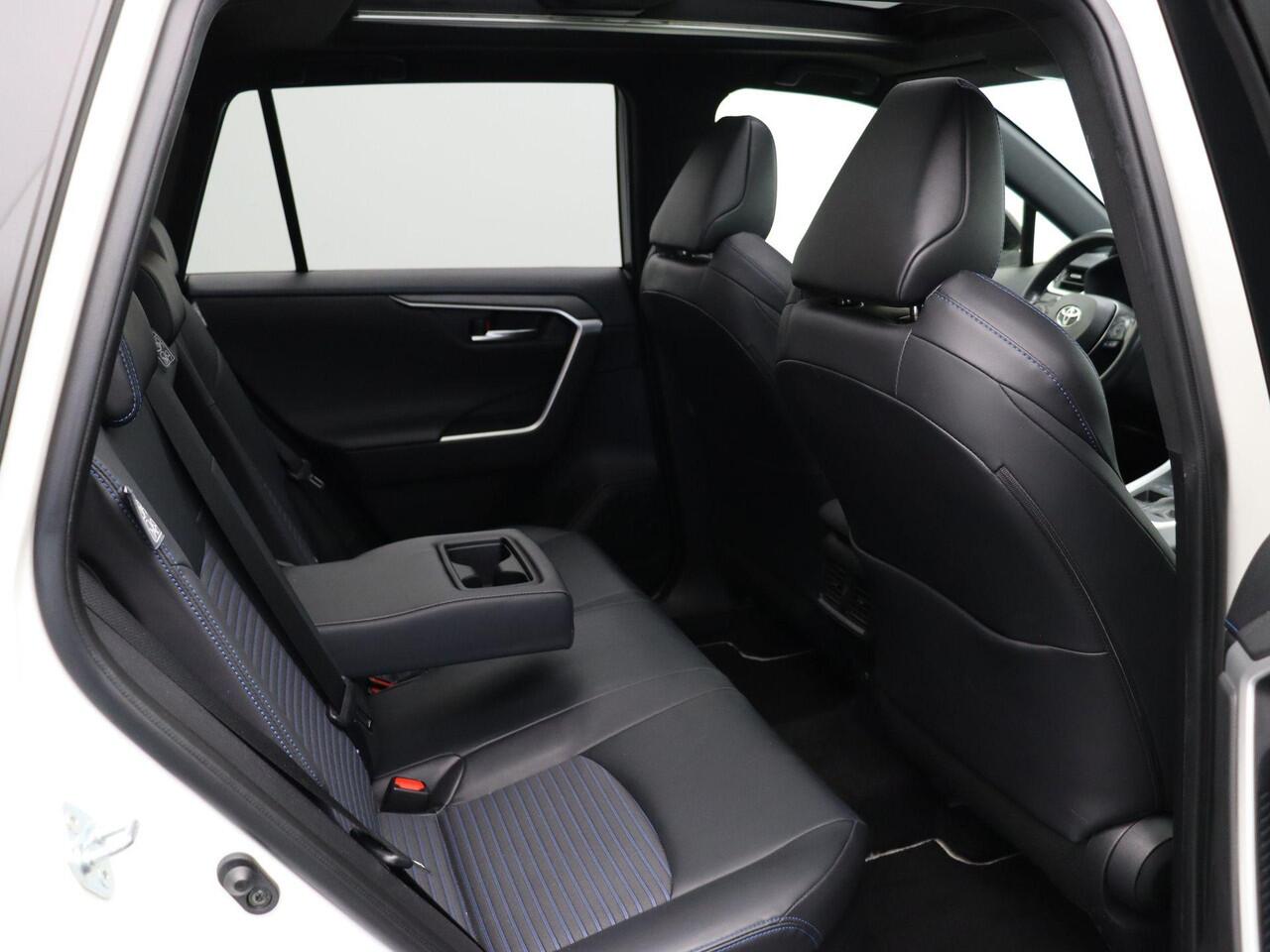 Toyota RAV4 2.5 Hybrid Bi-Tone | Panoramadak | Stuur, Stoel, en Voorruitverwarming | Trekhaak |