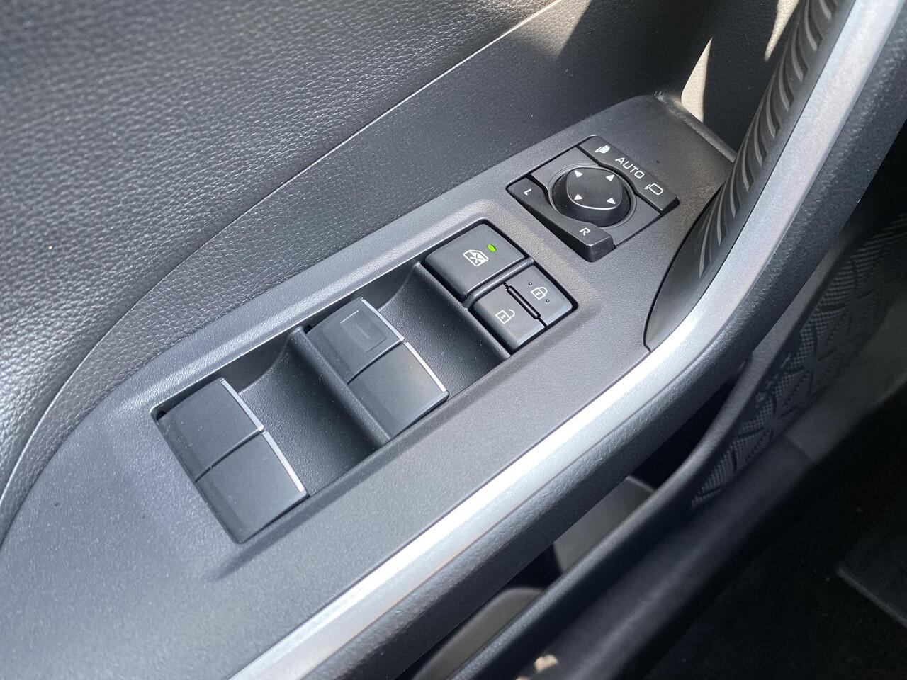 Toyota RAV4 2.5 Hybrid AWD Black Edition Trekhaak, JBL, Navigatie, Stoelverwarming, LMV, LED, Adaptieve cruise control.