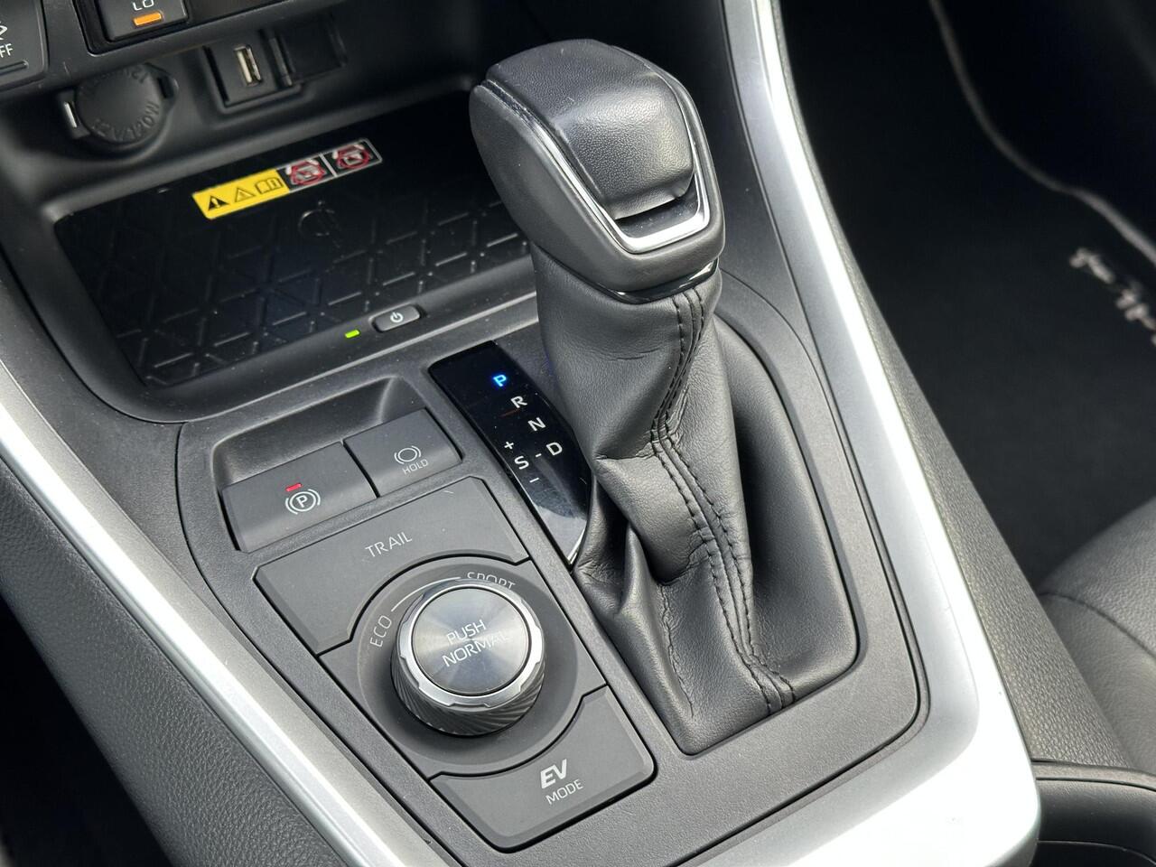 Toyota RAV4 2.5 Hybrid AWD Executive Blind Spot | 19 inch LM velgen | 360 graden camera | lederen bekleding