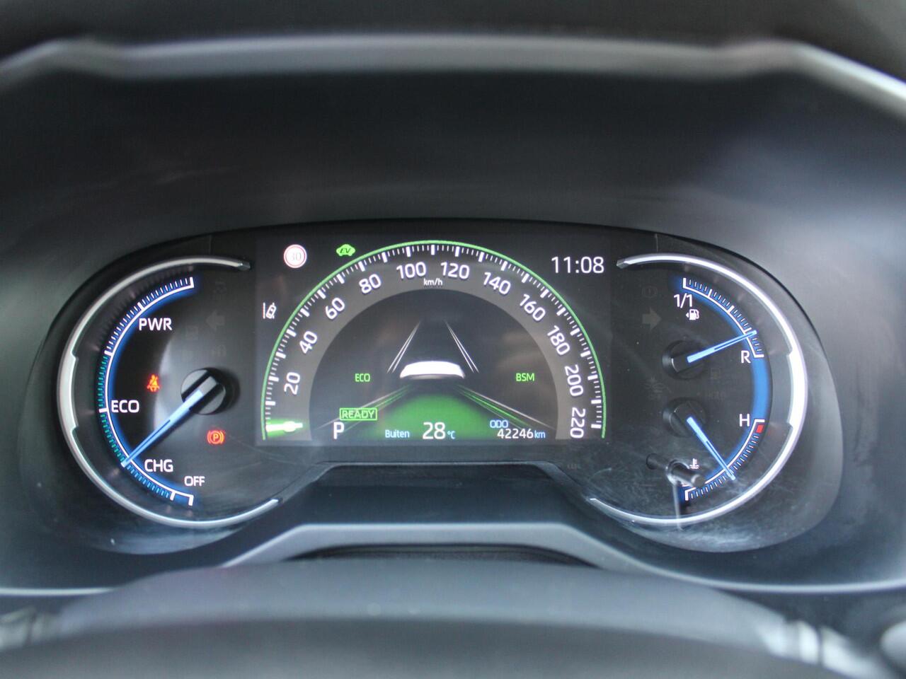 Toyota RAV4 2.5 Hybrid AWD Style | Trekhaak | Schuif-/kantel dak | Stuur-/stoelverwarming | Camera | PDC | Cruise adapt. | 18" LM | Leer |