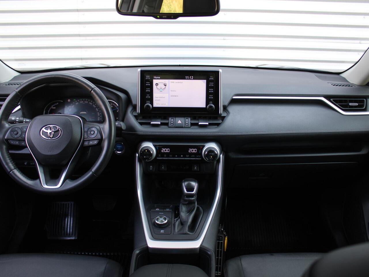 Toyota RAV4 2.5 Hybrid AWD Style | Trekhaak | Schuif-/kantel dak | Stuur-/stoelverwarming | Camera | PDC | Cruise adapt. | 18" LM | Leer |