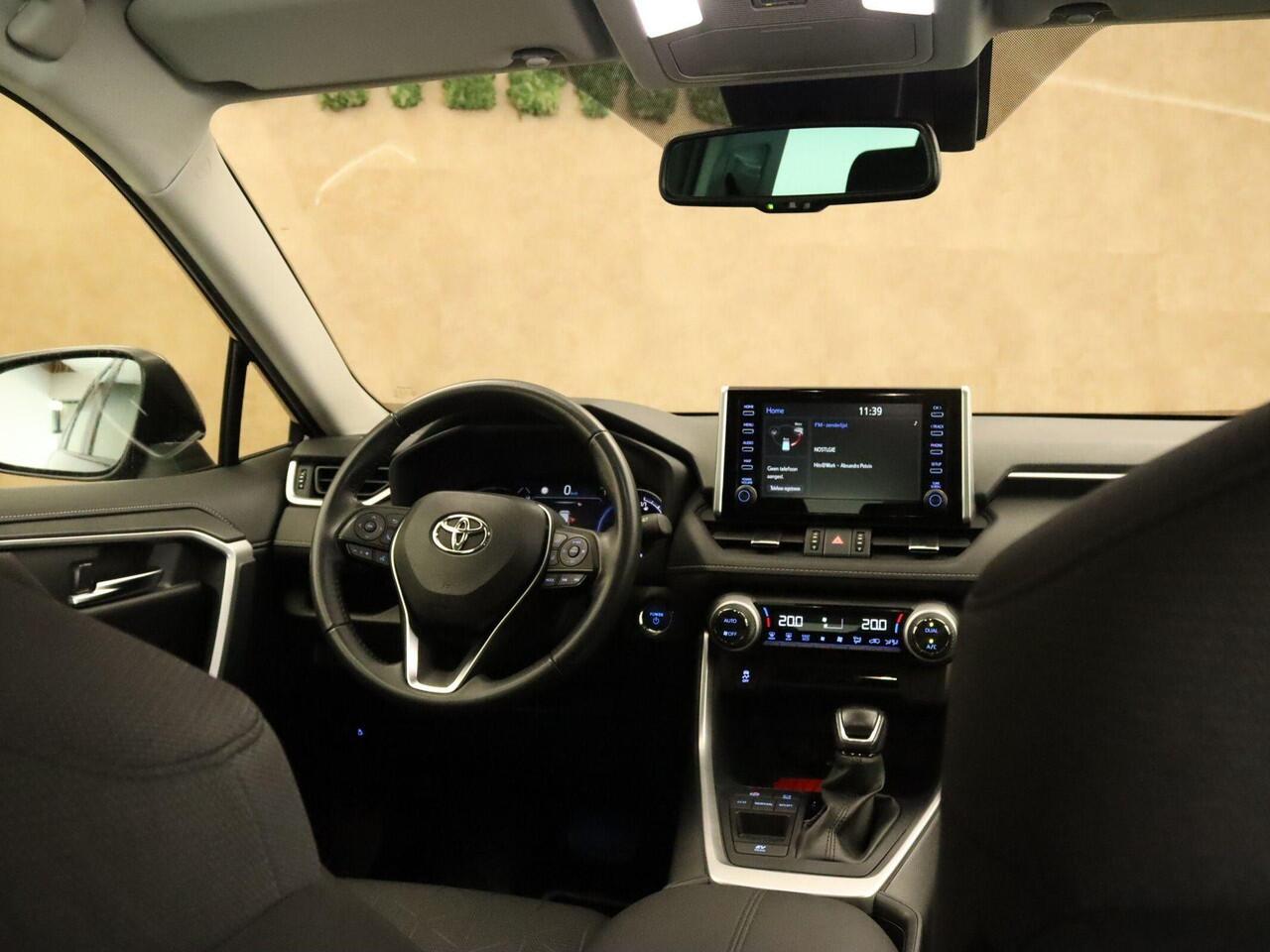 Toyota RAV4 2.5 Hybrid Active - ORIGINEEL NEDERLANDSE AUTO - ACHTERUITRIJCAMERA - APPLE CARPLAY/ANDROID AUTO - BLUETOOTH TELEFOONVOORBEREIDING - CRUISE CONTROL ADAPTIEF - DAB ONTVANGER - ELECTRONIC CLIMATE CONTROLE - ELEKTRISCHE RAMEN VOOR EN ACHTER - BUITENSPIEGELS 