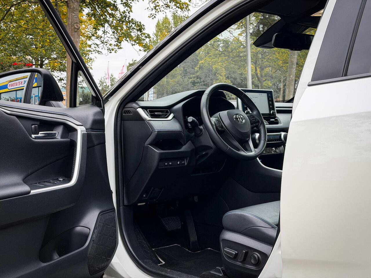 Toyota RAV4 2.5 Hybrid Style Two Tone|Camera|Elek a klep|Stoel/stuurverw.