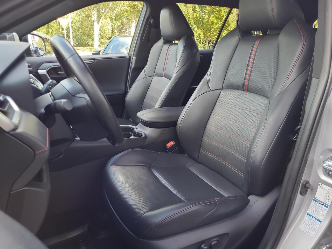 Toyota RAV4 2.5 Plug-in Hybrid AWD Bi-Tone Plus | Gekoelde stoelen | Apple CarPlay | Blindspot | Rijklaarprijs incl. garantie |