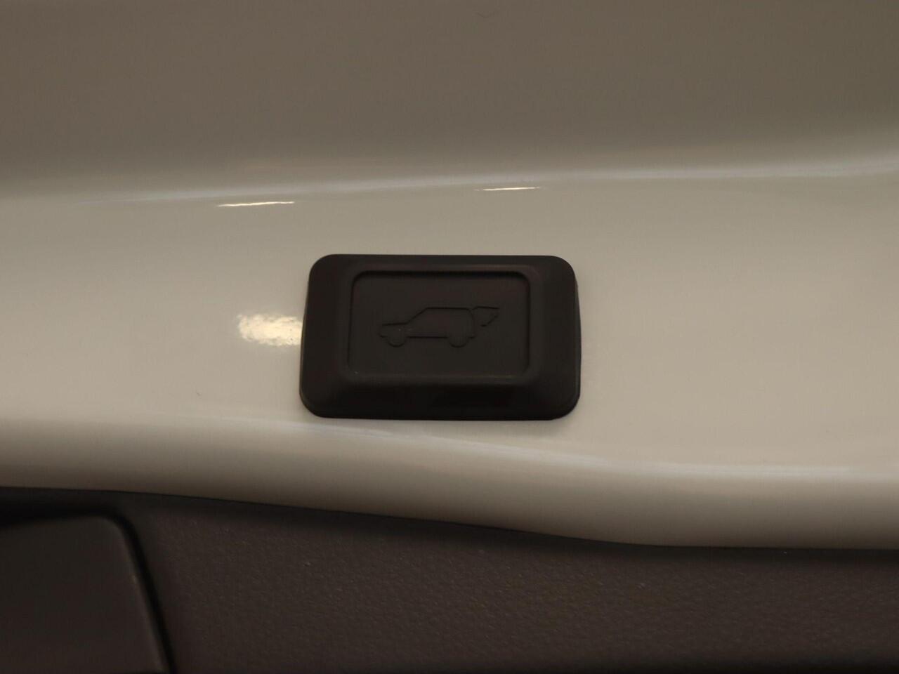 Toyota RAV4 2.5 Hybrid Style - ORIGINEEL NEDERLANDSE AUTO - BI-TONE - AFKOMSTIG VAN 1E EIGENAAR - NAVIGATIE -ELEKTRISCHE ACHTERKLEP - DRAADLOZE TELEFOONLADER -ELEKTRISCHE BESTUURDERSSTOEL - JBL AUDIO - CAMERA IN BINNENSPIEGEL - 360 GRADEN CAMERA - DODEHOEK DETECTIE 