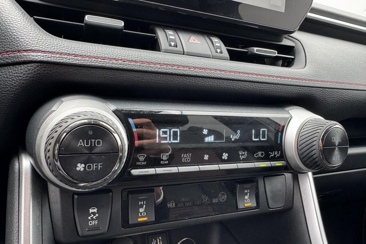 Toyota RAV4 2.5 Plug-in Hybrid AWD Style Navigatie, Apple CarPlay/Android Auto, Achteruitrijcamera, LMV, LED, Smart Key, Stoelverwarming, Dodehoek detectie, PHEV