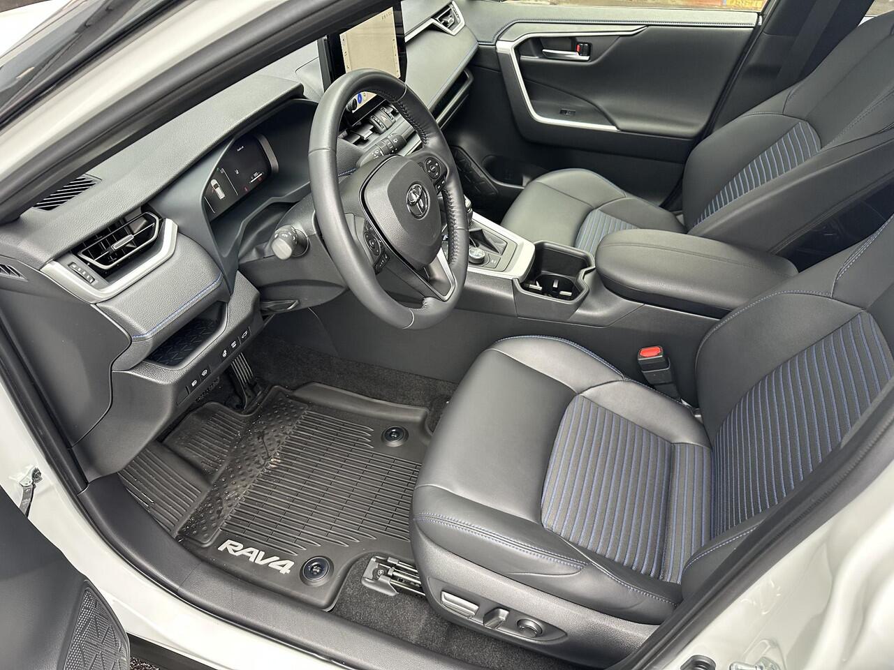 Toyota RAV4 2.5 Hybrid AWD Bi-Tone Apple Carplay/Android Auto navigatie, Stoelverwarming, Achteruitrij camera, Adaptieve cruise control, Kunstlederen/alcantara bekleding, Keyless