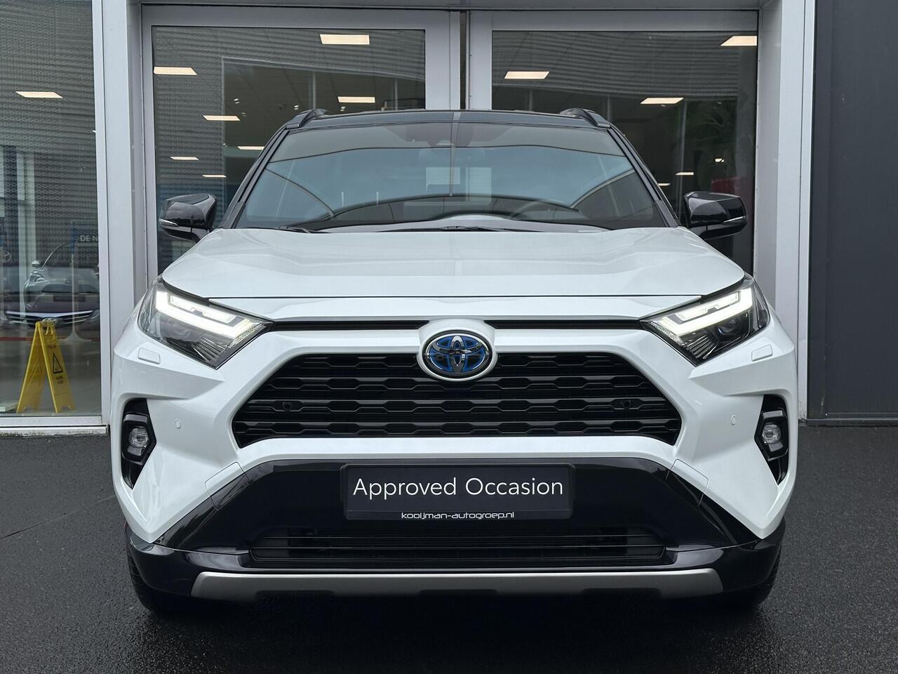 Toyota RAV4 2.5 Hybrid AWD Bi-Tone Apple Carplay/Android Auto navigatie, Stoelverwarming, Achteruitrij camera, Adaptieve cruise control, Kunstlederen/alcantara bekleding, Keyless