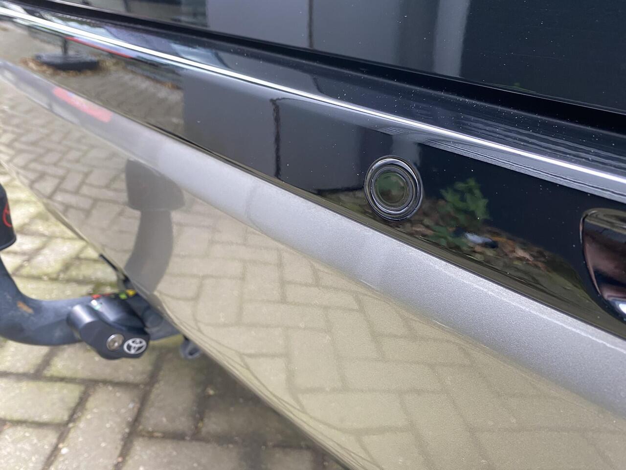 Toyota RAV4 2.5 Hybrid AWD Bi-tone Trekhaak, stoel- & stuurverwarming, keyless, achteruitrij camera, parkeersensoren v&a, navigatie Apple CarPlay/Android Auto