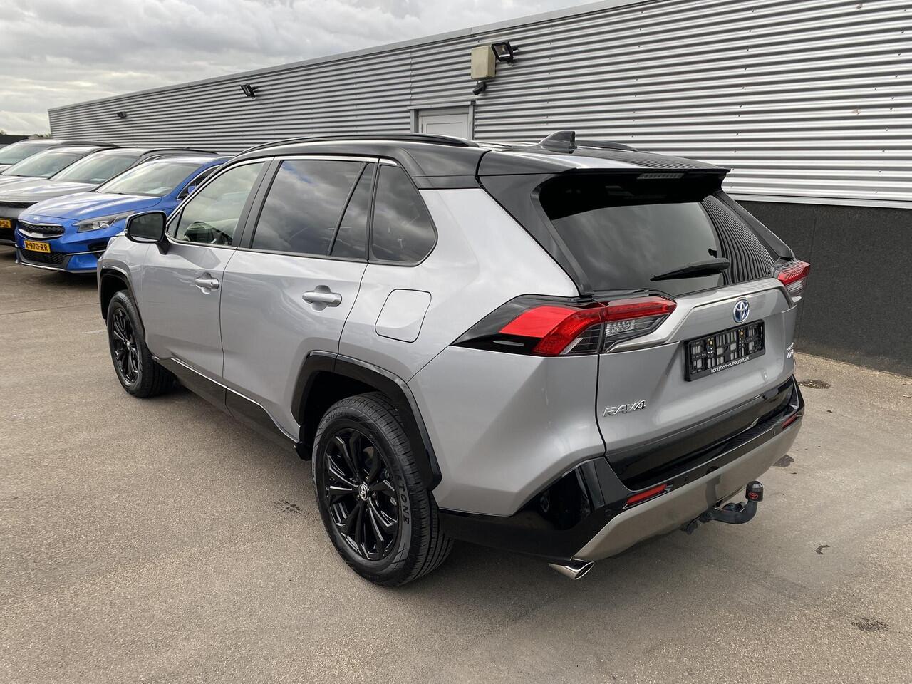 Toyota RAV4 2.5 Hybrid AWD Bi-tone Trekhaak, stoel- & stuurverwarming, keyless, achteruitrij camera, parkeersensoren v&a, navigatie Apple CarPlay/Android Auto