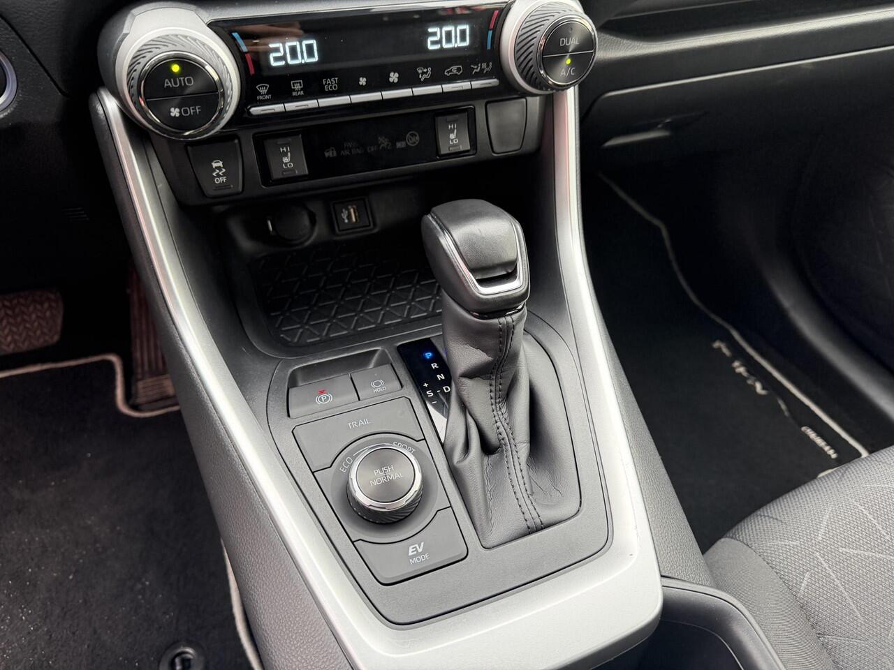 Toyota RAV4 2.5 Hybrid AWD Dynamic Edition | Trekgewicht 1650kg | Stoel- en stuurverwarming | Parkeersensoren v&a | Keyless | Navigatie Apple Carplay/Android Auto |