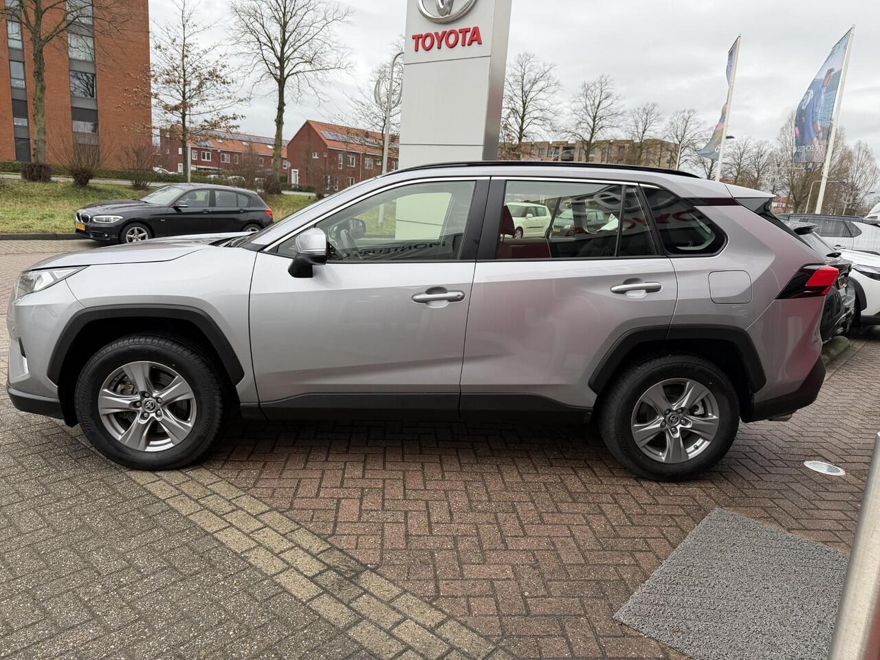 Toyota RAV4 2.5 Hybrid AWD Dynamic Edition | Trekgewicht 1650kg | Stoel- en stuurverwarming | Parkeersensoren v&a | Keyless | Navigatie Apple Carplay/Android Auto |