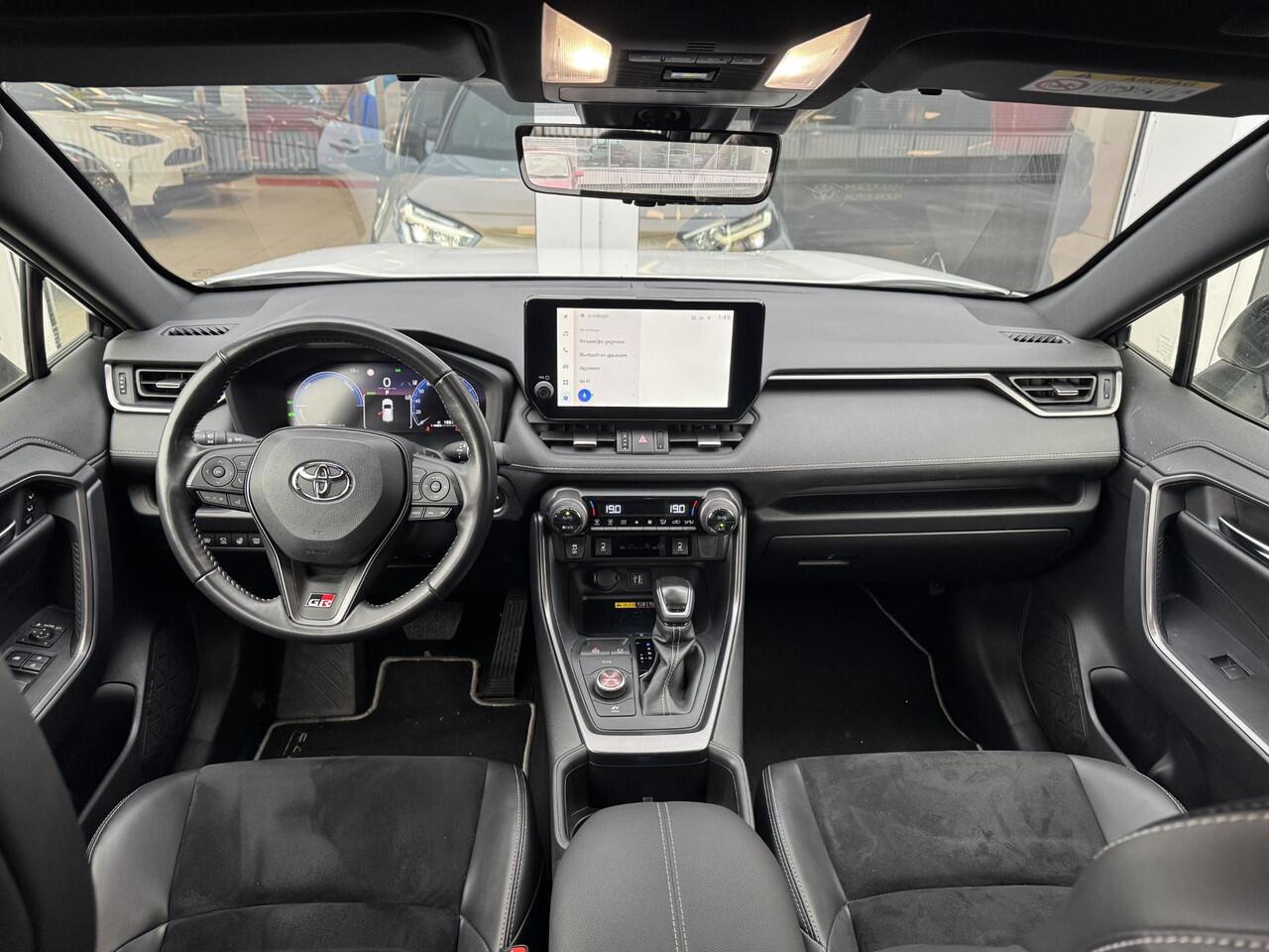 Toyota RAV4 2.5 Hybrid AWD GR SPORT Blind spot | 360° camera | Stoelgeheugen | Digitale binnenspiegel | Stoel/stuurwielverwarming | Keyless | Navigatie Apple CarPlay/Android Auto |