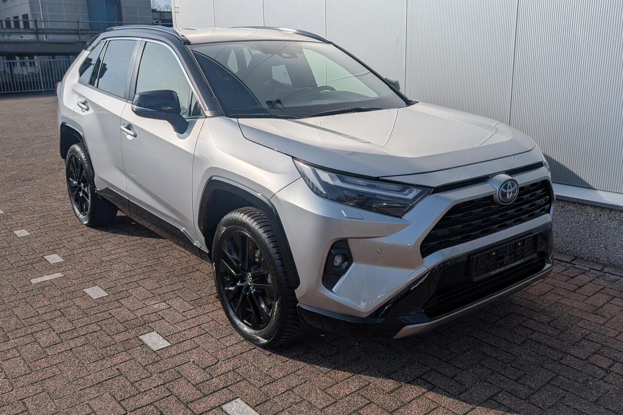 Toyota RAV4 AWD Bi-tone Stoel- & Stuurwielverwarming, Parkeersensoren rondom, Elektr. verstelbare bestuurdersstoel, Navigatie Apple CarPlay/Android Auto, Adaptieve cruise control