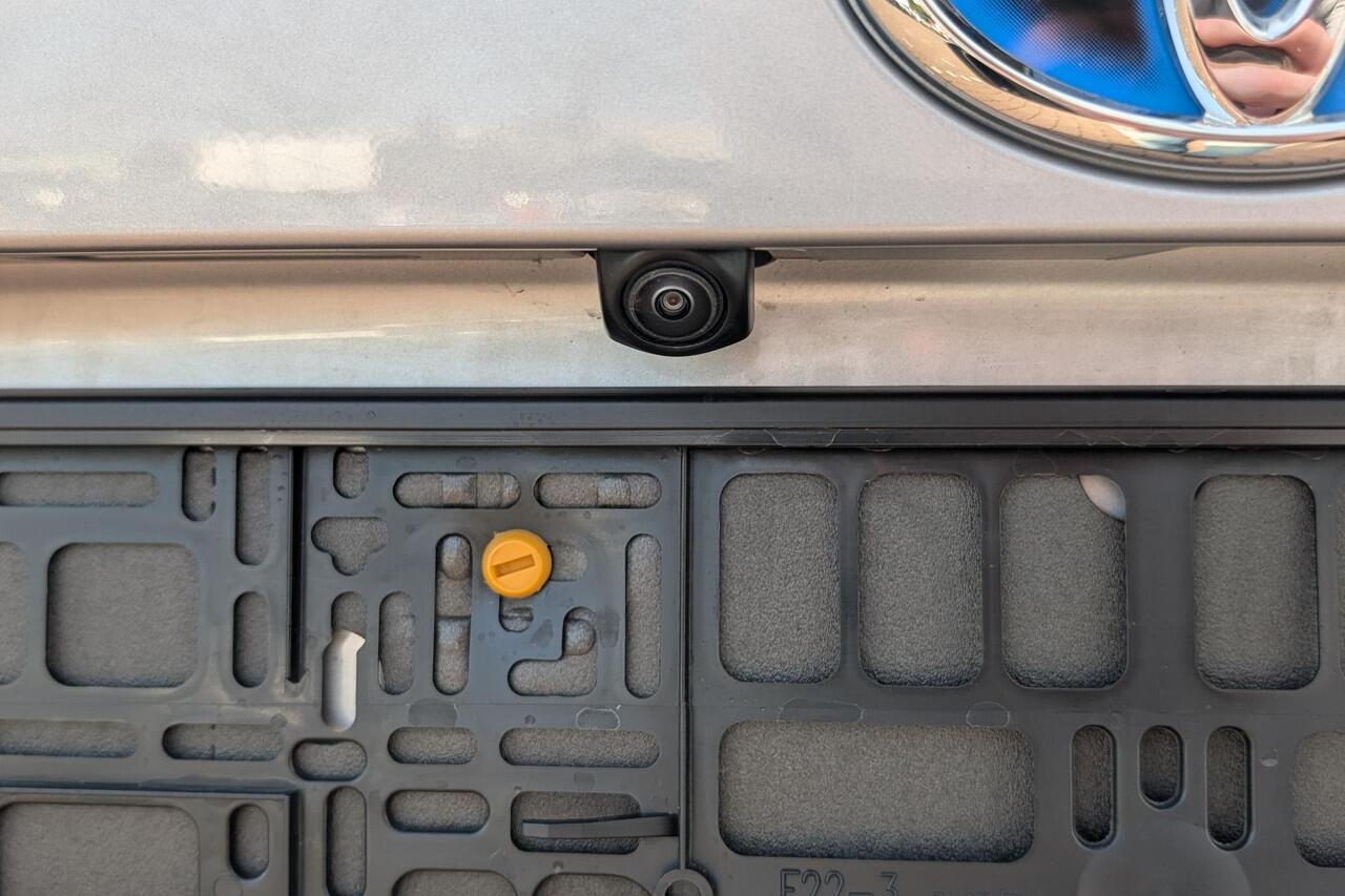 Toyota RAV4 AWD Bi-tone Stoel- & Stuurwielverwarming, Parkeersensoren rondom, Elektr. verstelbare bestuurdersstoel, Navigatie Apple CarPlay/Android Auto, Adaptieve cruise control