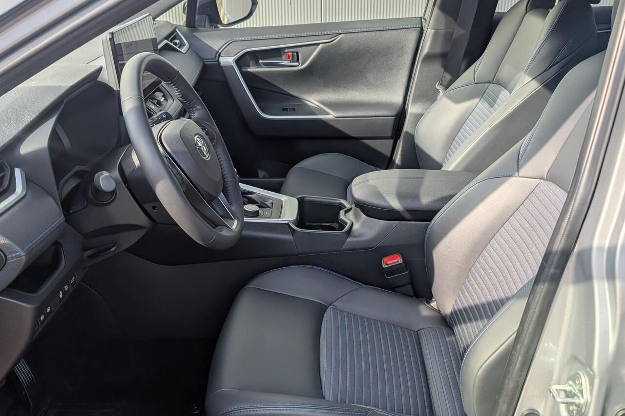 Toyota RAV4 AWD Bi-tone Stoel- & Stuurwielverwarming, Parkeersensoren rondom, Elektr. verstelbare bestuurdersstoel, Navigatie Apple CarPlay/Android Auto, Adaptieve cruise control