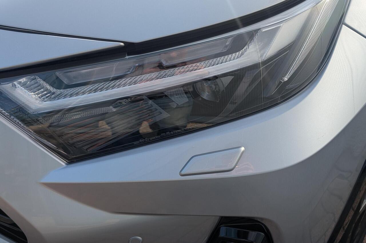 Toyota RAV4 AWD Bi-tone Stoel- & Stuurwielverwarming, Parkeersensoren rondom, Elektr. verstelbare bestuurdersstoel, Navigatie Apple CarPlay/Android Auto, Adaptieve cruise control