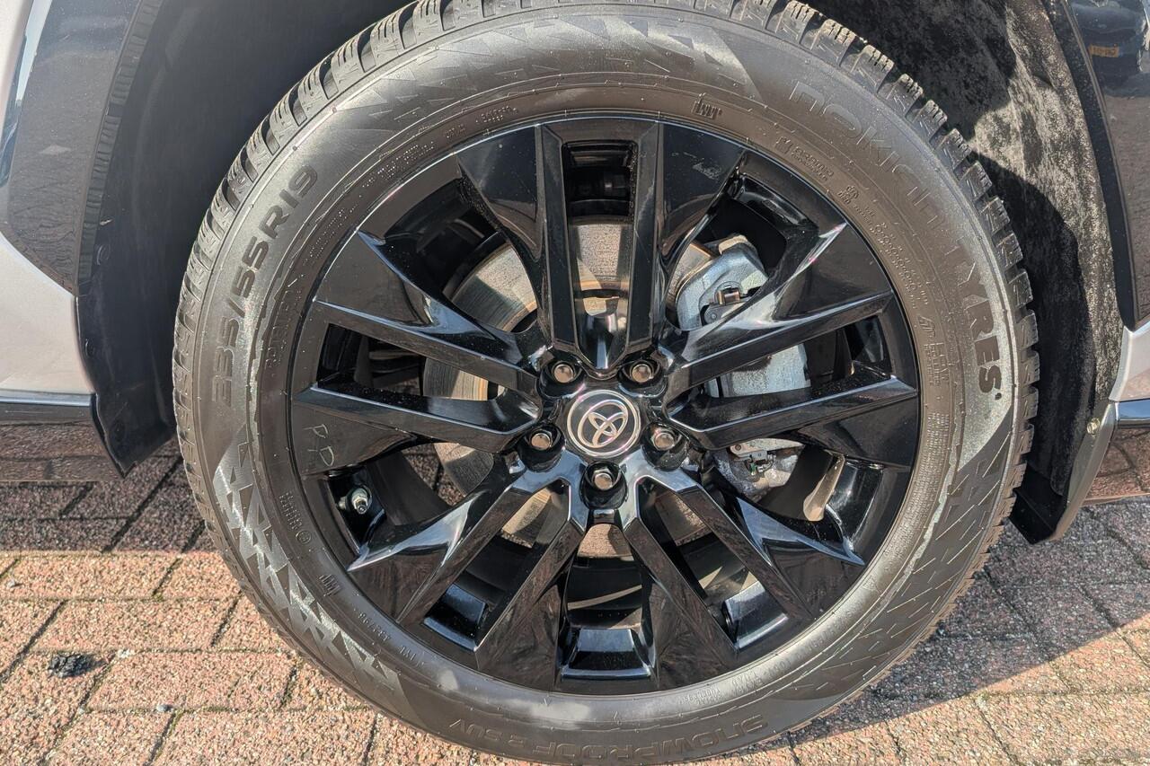 Toyota RAV4 AWD Bi-tone Stoel- & Stuurwielverwarming, Parkeersensoren rondom, Elektr. verstelbare bestuurdersstoel, Navigatie Apple CarPlay/Android Auto, Adaptieve cruise control