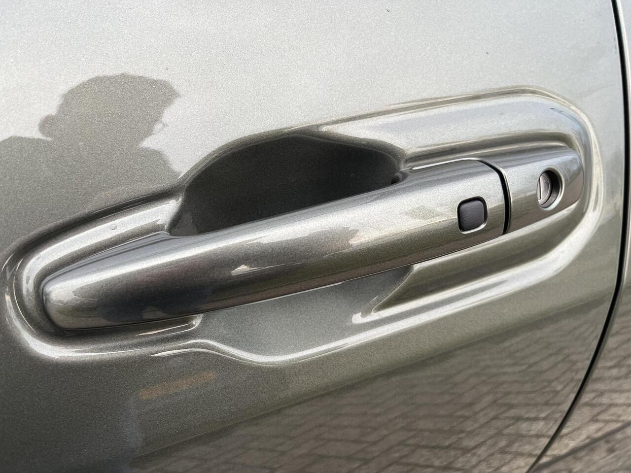 Toyota URBAN CRUISER Dynamic 61 kWh | All-in prijs | Apple/Android | Camera | Stoel/Stuurverwarming |