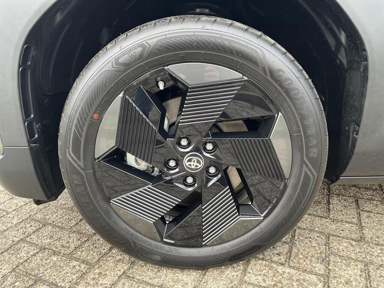 Toyota URBAN CRUISER Dynamic 61 kWh | All-in prijs | Apple/Android | Camera | Stoel/Stuurverwarming |