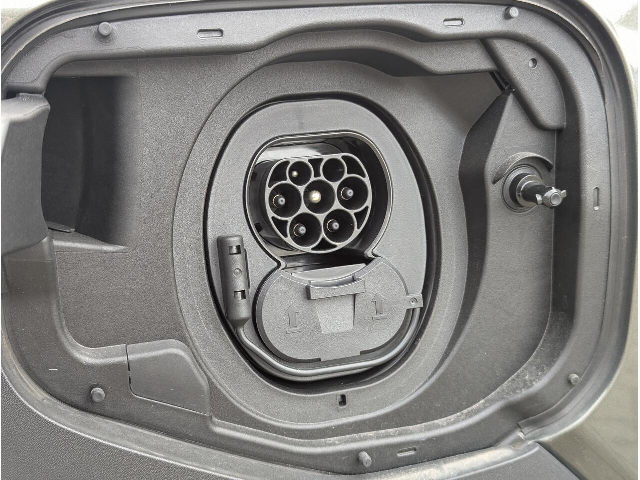 Toyota URBAN CRUISER Executive AWD 61 kWh | ¤1500,- extra inruilvoordeel! | JBL | Stoel- stuurverwarming | Elek. verst. stoel | Half-leer | 360 Camera