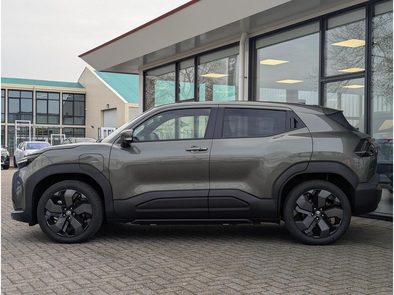 Toyota URBAN CRUISER Executive AWD 61 kWh | ¤1500,- extra inruilvoordeel! | JBL | Stoel- stuurverwarming | Elek. verst. stoel | Half-leer | 360 Camera