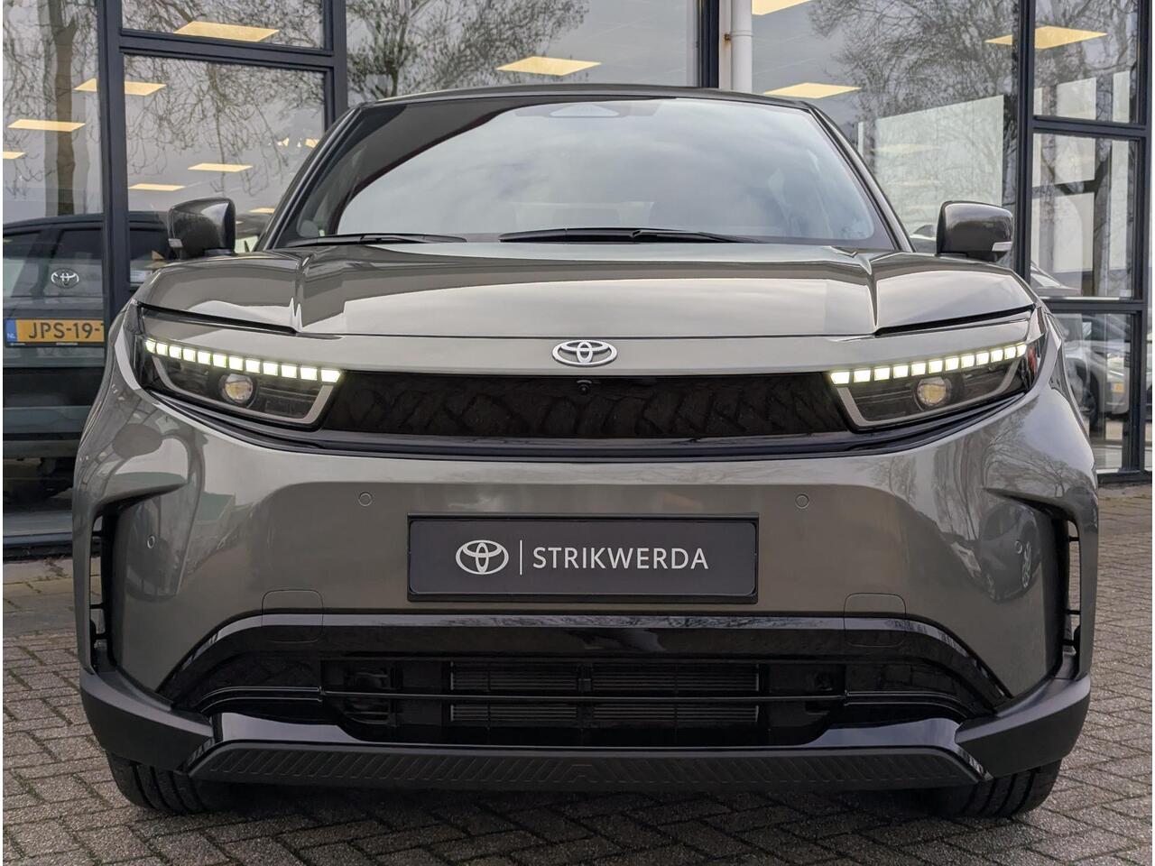 Toyota URBAN CRUISER Executive AWD 61 kWh | ¤1500,- extra inruilvoordeel! | JBL | Stoel- stuurverwarming | Elek. verst. stoel | Half-leer | 360 Camera