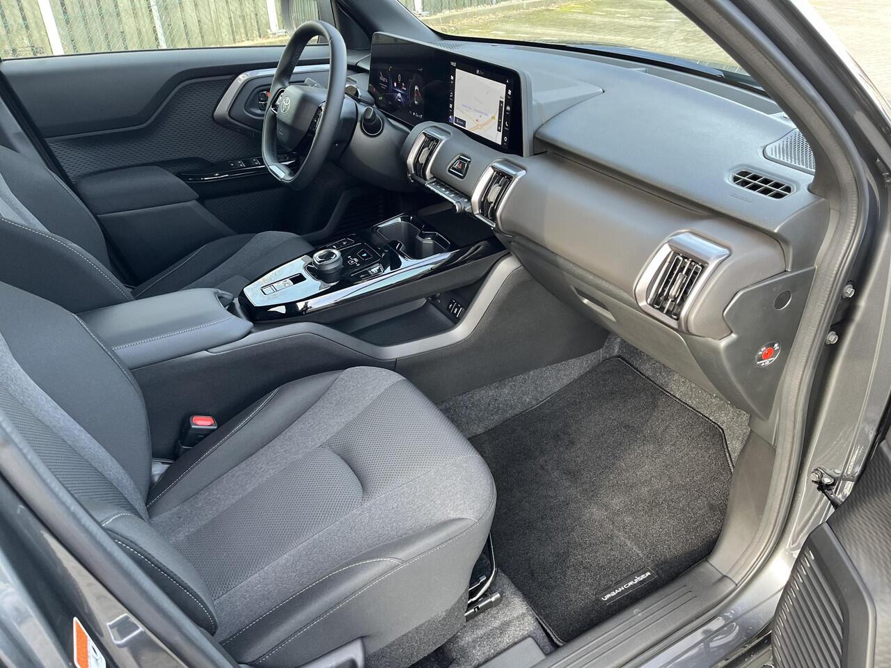 Toyota URBAN CRUISER Dynamic 61 kWh | Navigatie | Apple CarPlay/Android auto | Achteruitrijcamera